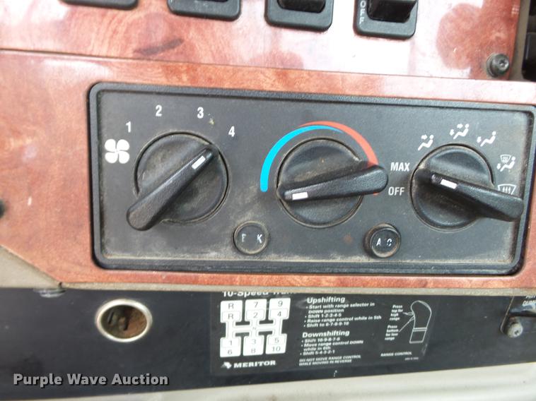 image for item DB7113 2003 International 9400i semi truck