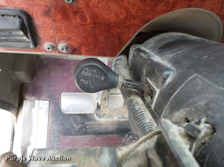 image for item DB7113 2003 International 9400i semi truck