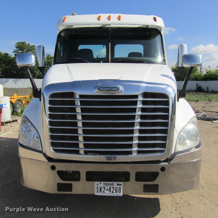 image for item DC0028 2012 Freightliner Cascadia semi truck