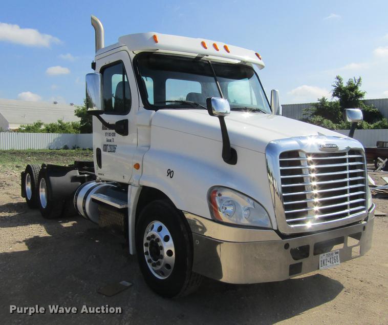 image for item DC0028 2012 Freightliner Cascadia semi truck