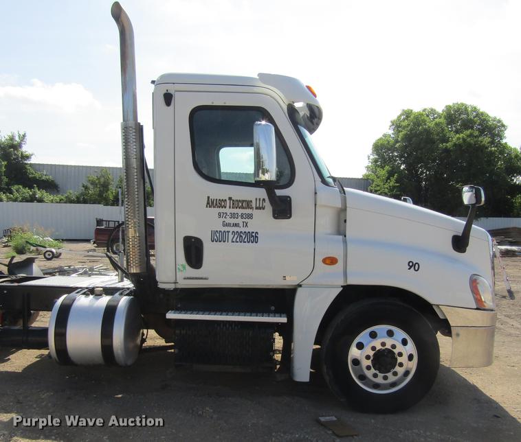 image for item DC0028 2012 Freightliner Cascadia semi truck