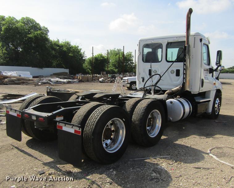 image for item DC0028 2012 Freightliner Cascadia semi truck