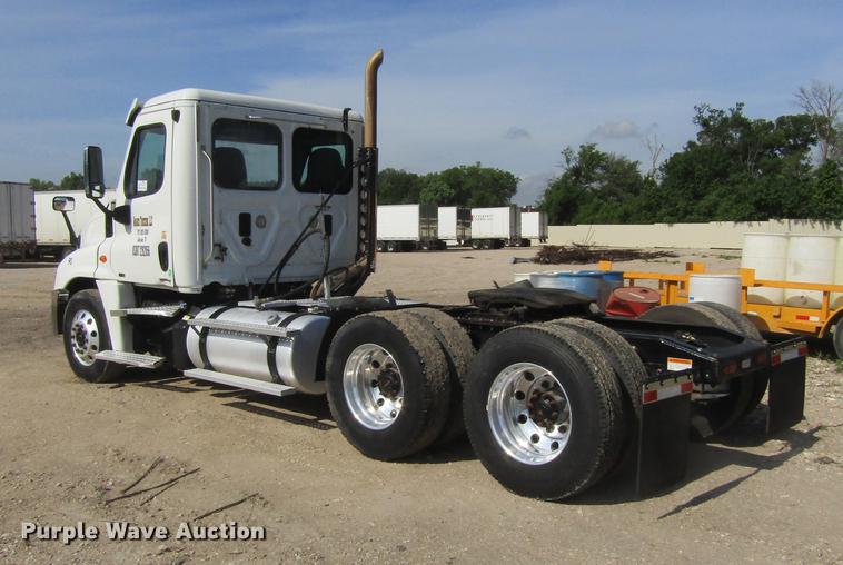 image for item DC0028 2012 Freightliner Cascadia semi truck