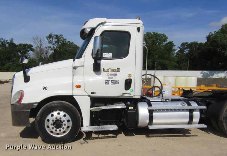 image for item DC0028 2012 Freightliner Cascadia semi truck