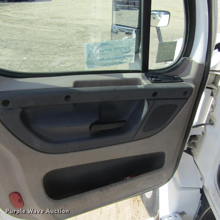 image for item DC0028 2012 Freightliner Cascadia semi truck