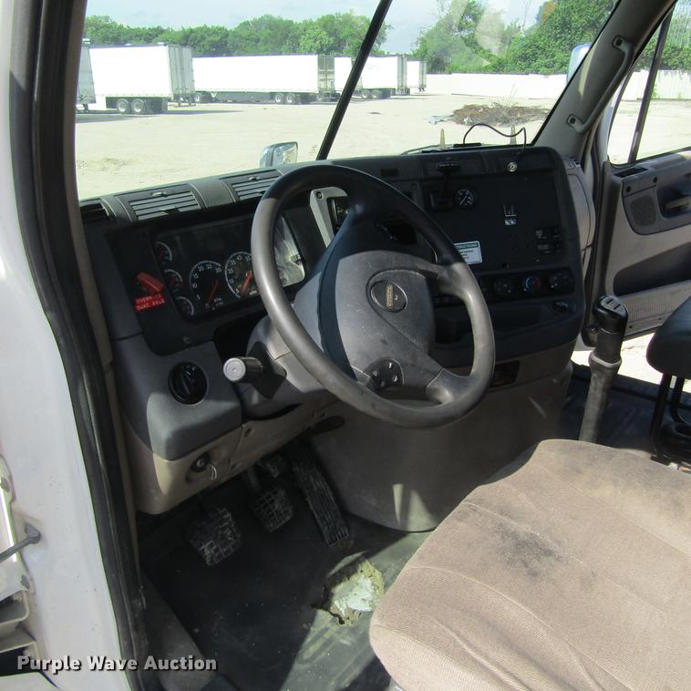 image for item DC0028 2012 Freightliner Cascadia semi truck