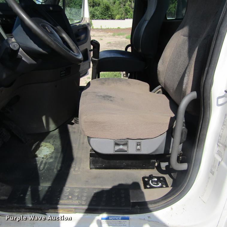 image for item DC0028 2012 Freightliner Cascadia semi truck