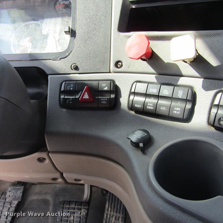 image for item DC0028 2012 Freightliner Cascadia semi truck