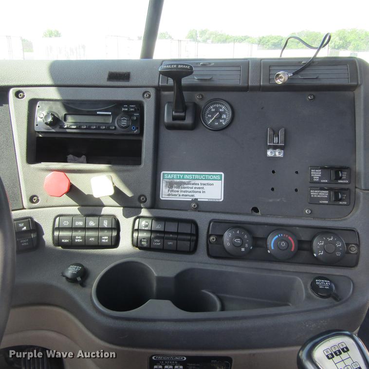 image for item DC0028 2012 Freightliner Cascadia semi truck