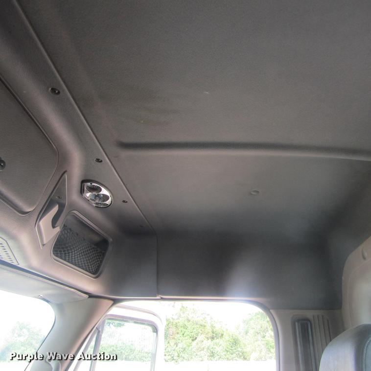 image for item DC0028 2012 Freightliner Cascadia semi truck