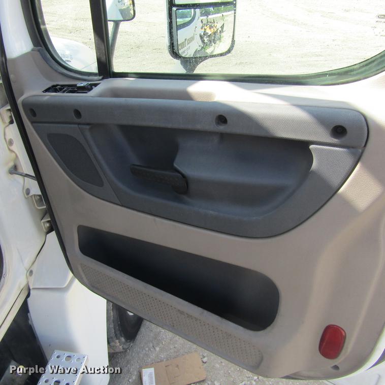 image for item DC0028 2012 Freightliner Cascadia semi truck