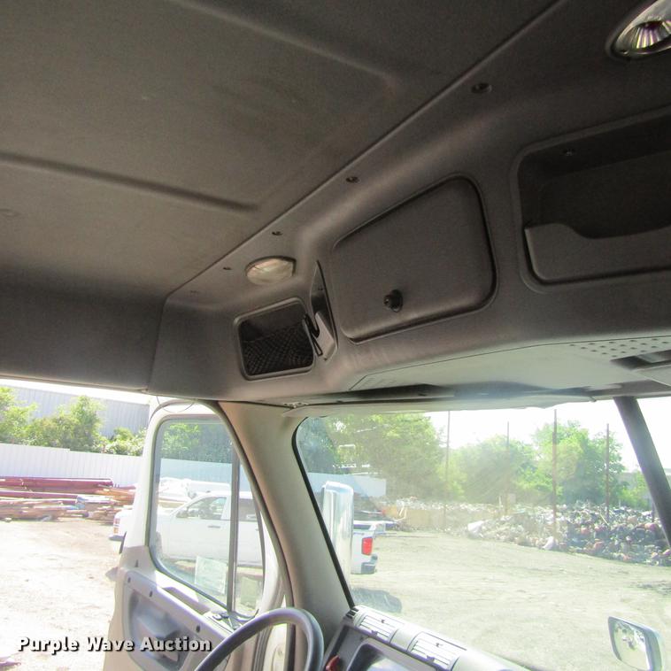 image for item DC0028 2012 Freightliner Cascadia semi truck