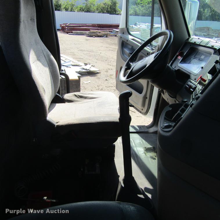 image for item DC0028 2012 Freightliner Cascadia semi truck