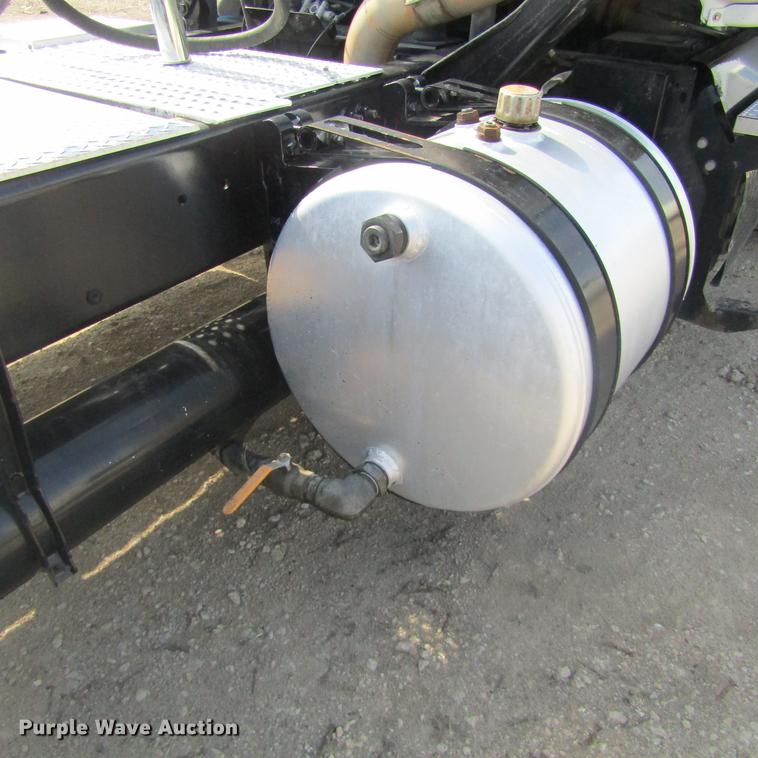 image for item DC0028 2012 Freightliner Cascadia semi truck