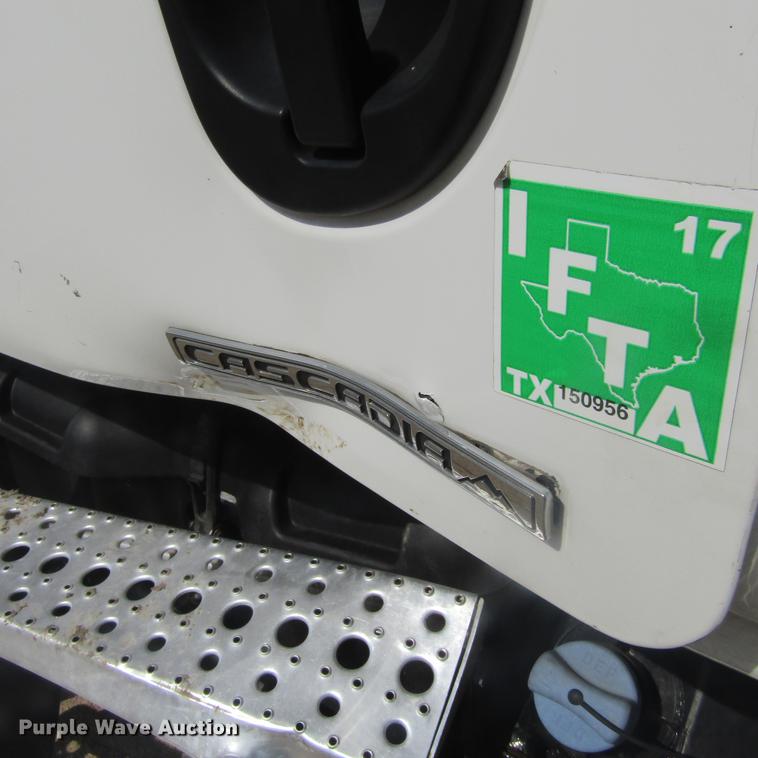 image for item DC0028 2012 Freightliner Cascadia semi truck