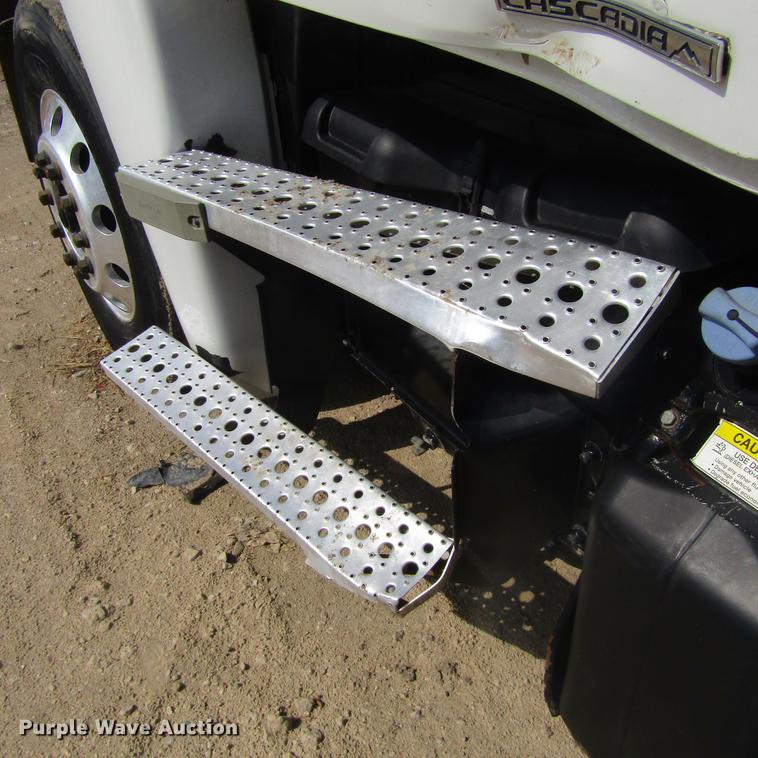 image for item DC0028 2012 Freightliner Cascadia semi truck