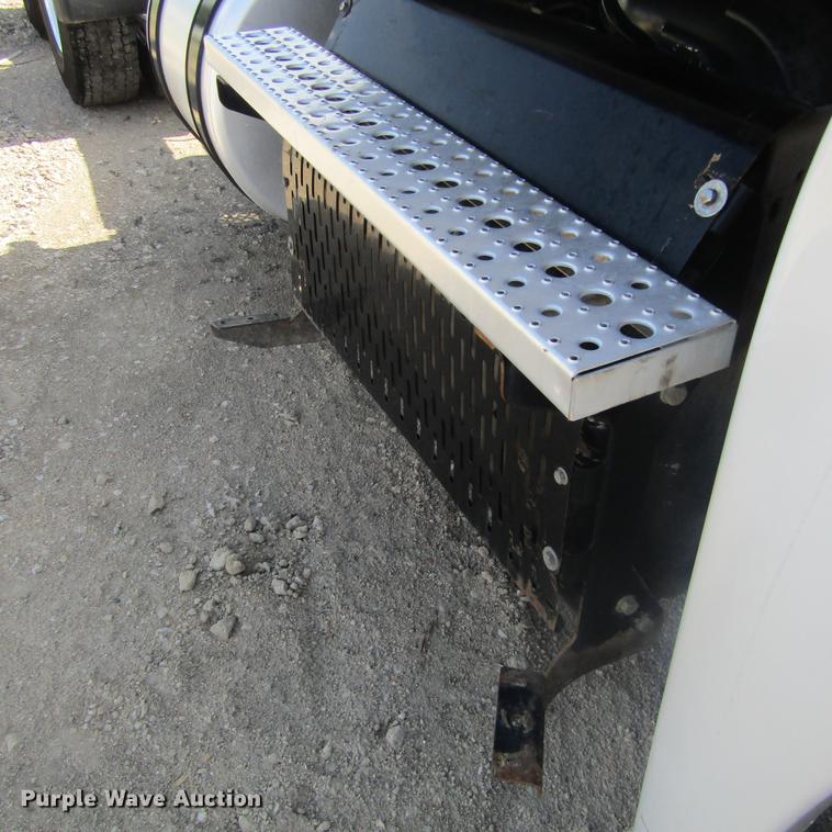 image for item DC0028 2012 Freightliner Cascadia semi truck