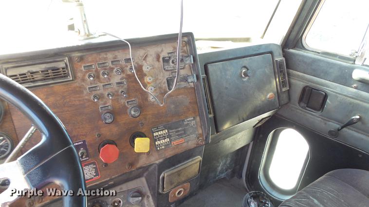 image for item DC5556 1996 Peterbilt 385 semi truck