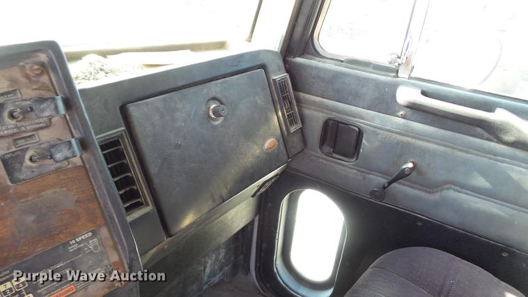 image for item DC5556 1996 Peterbilt 385 semi truck