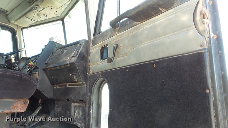 image for item DC5556 1996 Peterbilt 385 semi truck