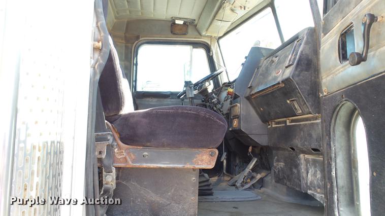 image for item DC5556 1996 Peterbilt 385 semi truck