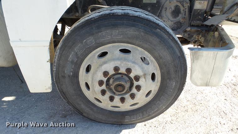 image for item DC5556 1996 Peterbilt 385 semi truck