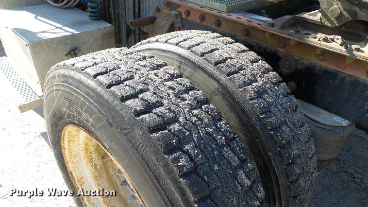 image for item DC5556 1996 Peterbilt 385 semi truck