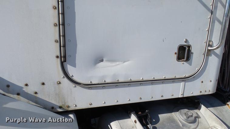 image for item DC5556 1996 Peterbilt 385 semi truck