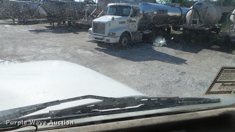 image for item DC5556 1996 Peterbilt 385 semi truck