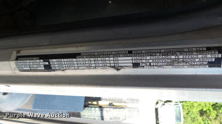 image for item DC5556 1996 Peterbilt 385 semi truck