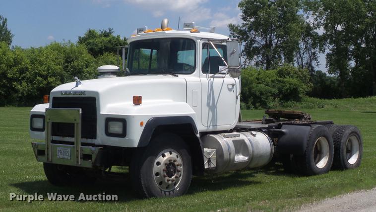 image for item DD7210 2002 Mack RD688S semi truck