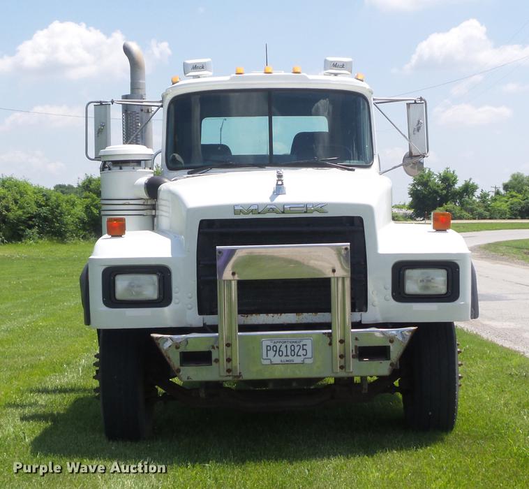 image for item DD7210 2002 Mack RD688S semi truck