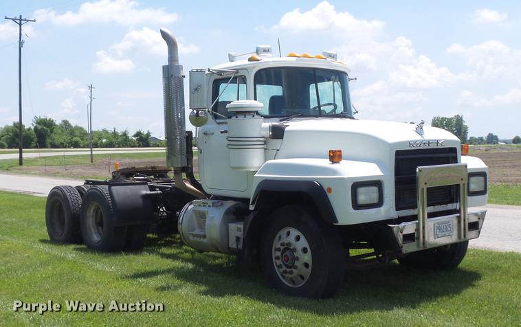 image for item DD7210 2002 Mack RD688S semi truck