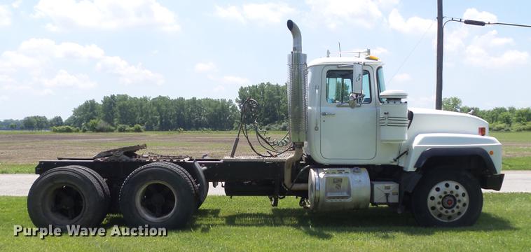 image for item DD7210 2002 Mack RD688S semi truck