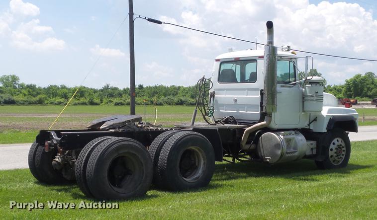 image for item DD7210 2002 Mack RD688S semi truck