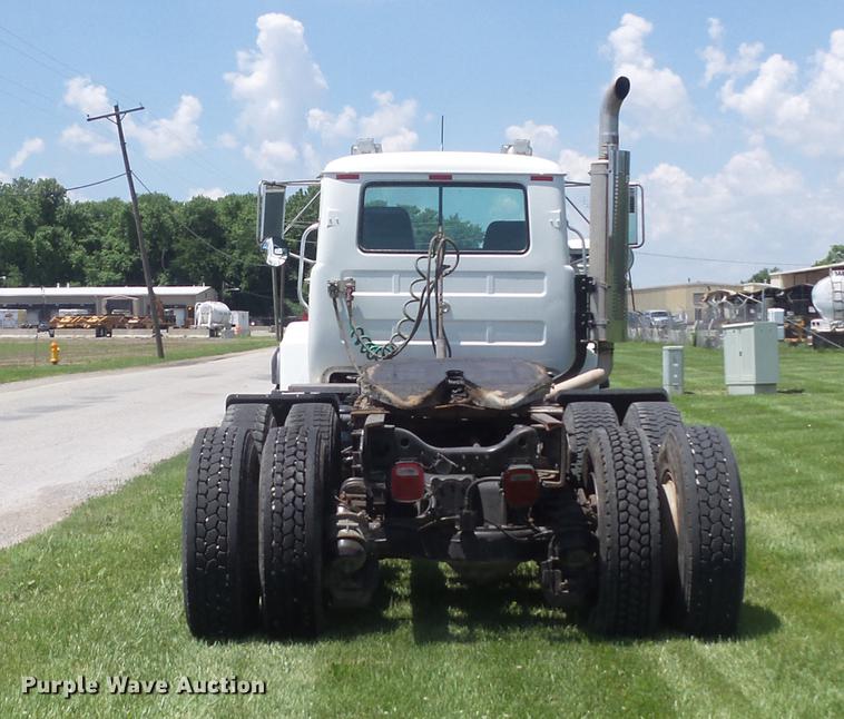 image for item DD7210 2002 Mack RD688S semi truck