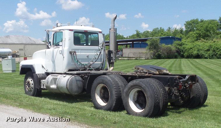image for item DD7210 2002 Mack RD688S semi truck