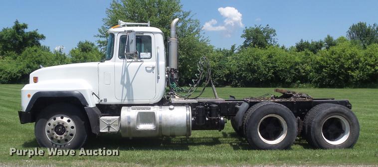 image for item DD7210 2002 Mack RD688S semi truck