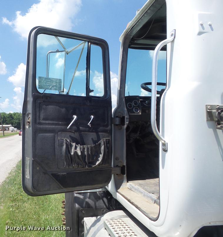 image for item DD7210 2002 Mack RD688S semi truck