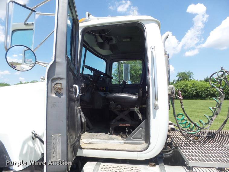 image for item DD7210 2002 Mack RD688S semi truck