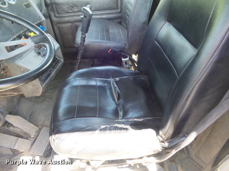 image for item DD7210 2002 Mack RD688S semi truck