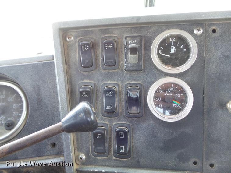 image for item DD7210 2002 Mack RD688S semi truck