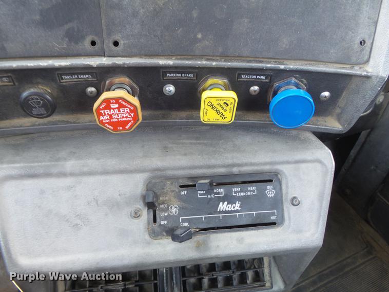 image for item DD7210 2002 Mack RD688S semi truck