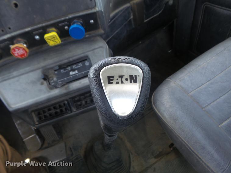 image for item DD7210 2002 Mack RD688S semi truck