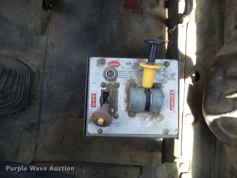 image for item DD7210 2002 Mack RD688S semi truck