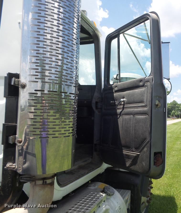 image for item DD7210 2002 Mack RD688S semi truck