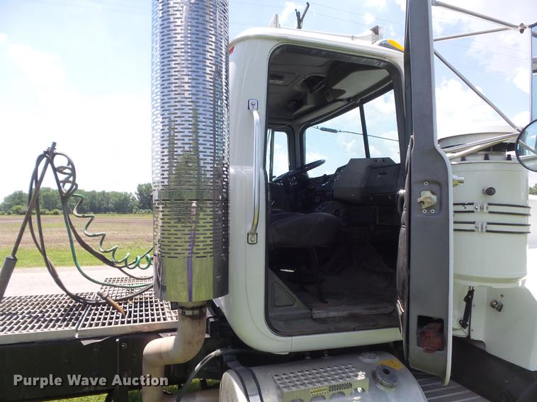 image for item DD7210 2002 Mack RD688S semi truck