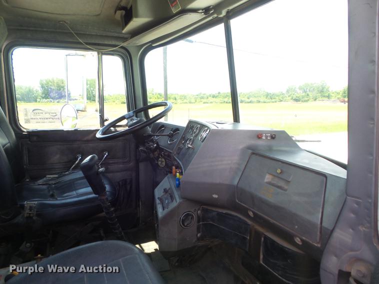 image for item DD7210 2002 Mack RD688S semi truck