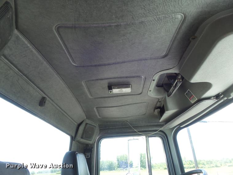 image for item DD7210 2002 Mack RD688S semi truck