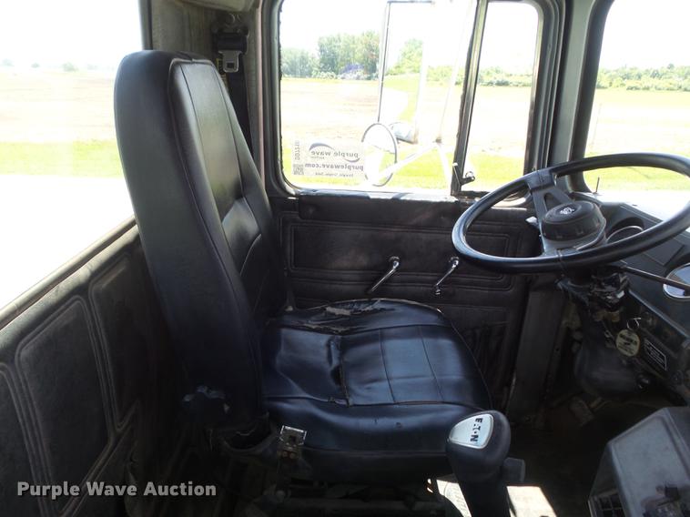 image for item DD7210 2002 Mack RD688S semi truck